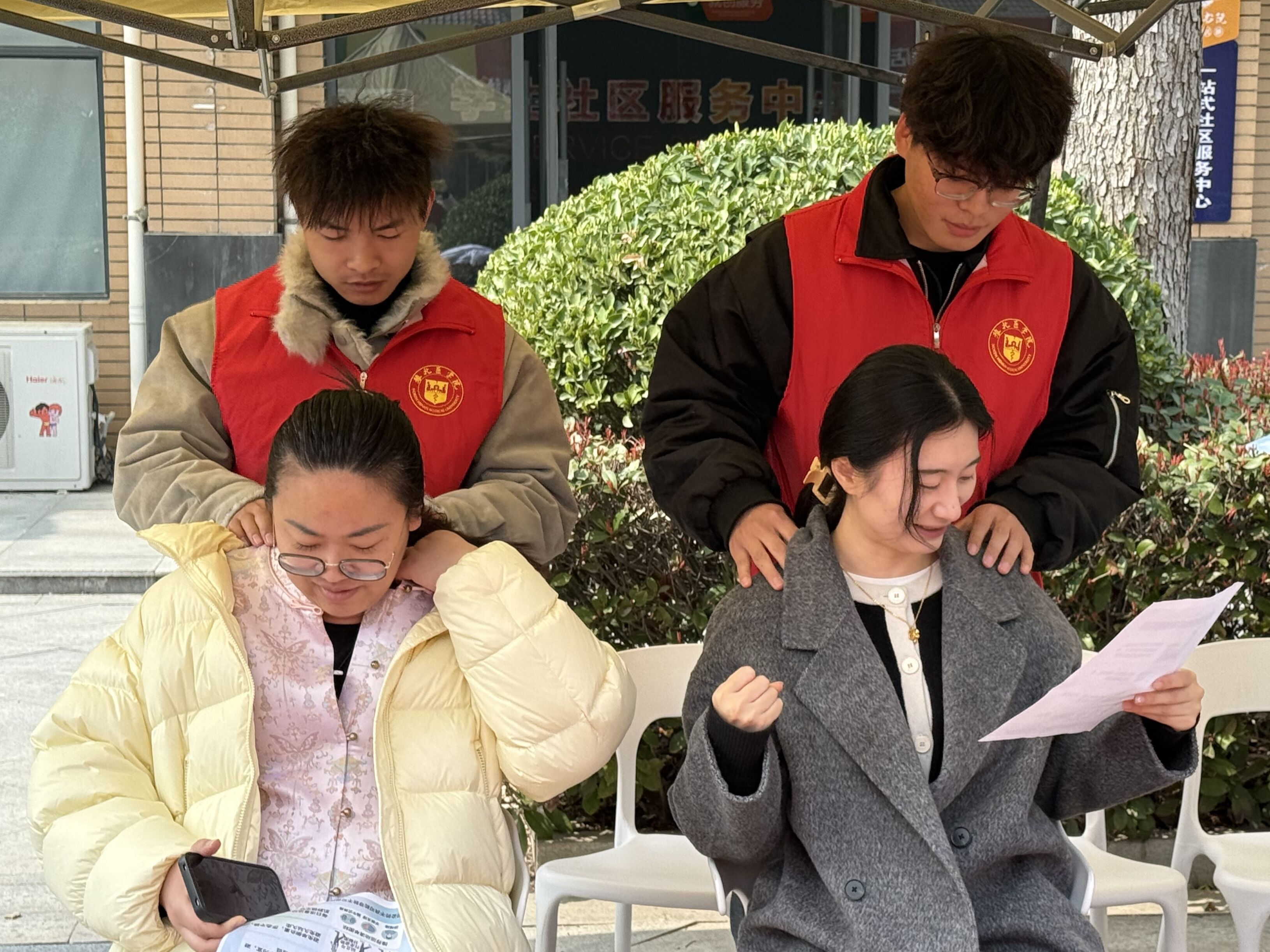 此次雷锋月健康服务活动,不仅为校内师生提供了专业的健康服务,缓解了大家的身体疲劳,更通过健康科普宣传,提高了师生们的健康防护意识。活动共发放健康科普宣传单 此次雷锋月健康服务活动,不仅为校内师生提供了专业的健康服务,缓解了大家的身体疲劳,更通过健康科普宣传,提高了师生们的健康防护意识。活动共发放健康科普宣传单